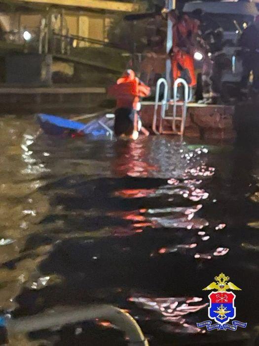 Три человека едва не утонули на катере на Малой Невке. Маломерное судно...