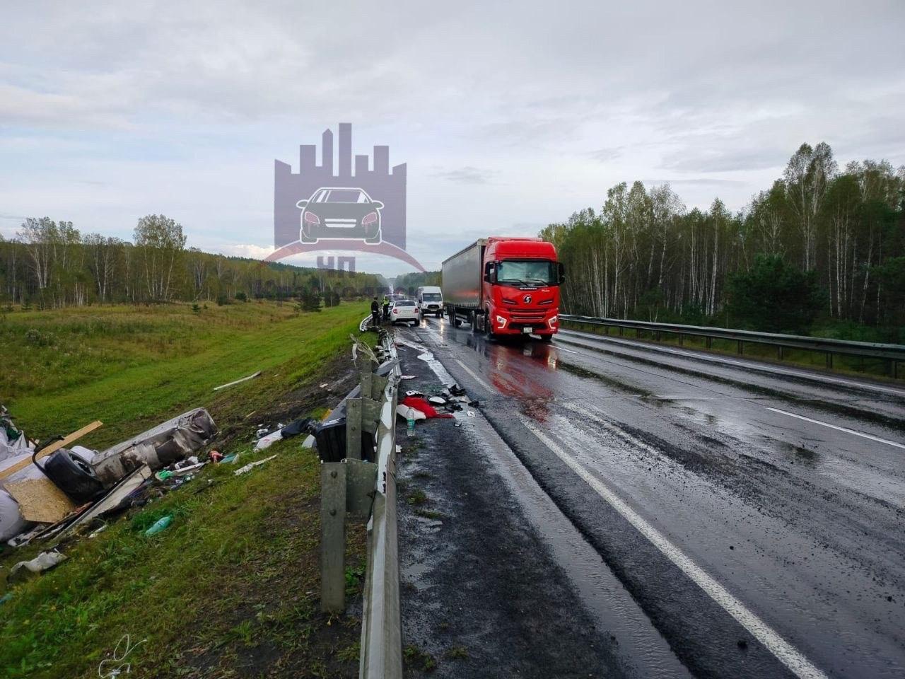 Трасса за Канском в строну Иркутска. Фура повредила более ста метров...