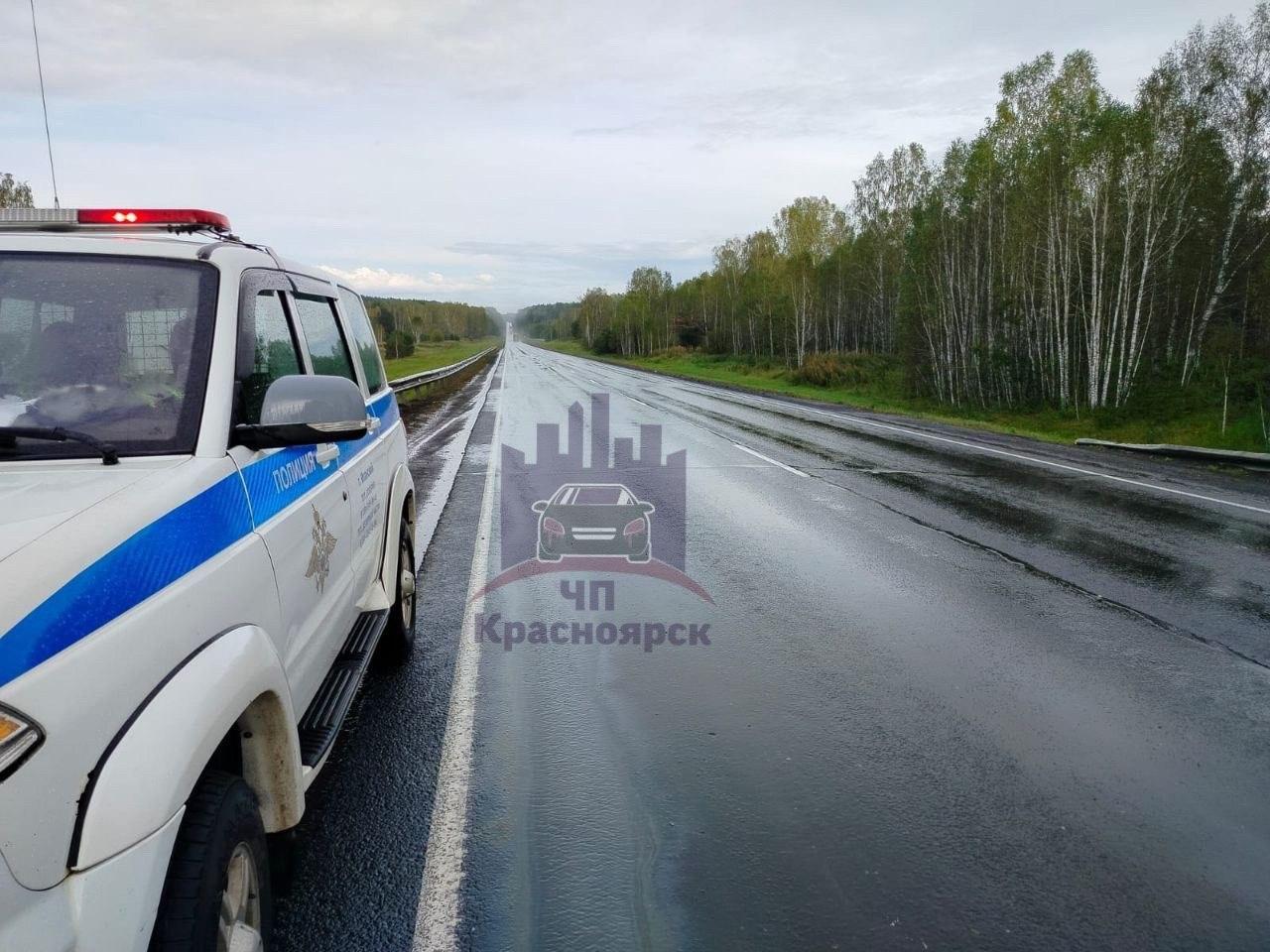 Трасса за Канском в строну Иркутска. Фура повредила более ста метров...
