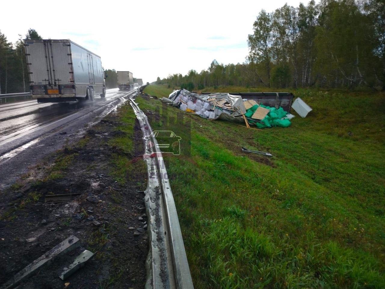 Трасса за Канском в строну Иркутска. Фура повредила более ста метров...