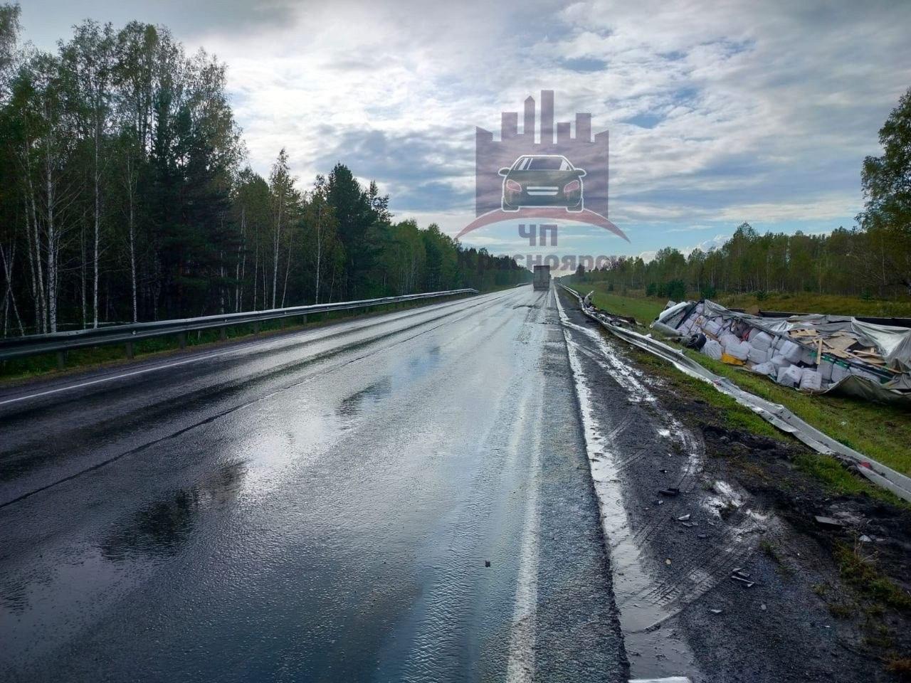 Трасса за Канском в строну Иркутска. Фура повредила более ста метров...