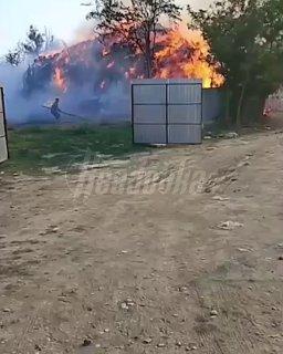 Огромное пожарище в Дагестане тушит один мужик с гидрантом