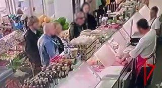 В Подмосковье на рынке подрались покупатели в очереди за мясом.