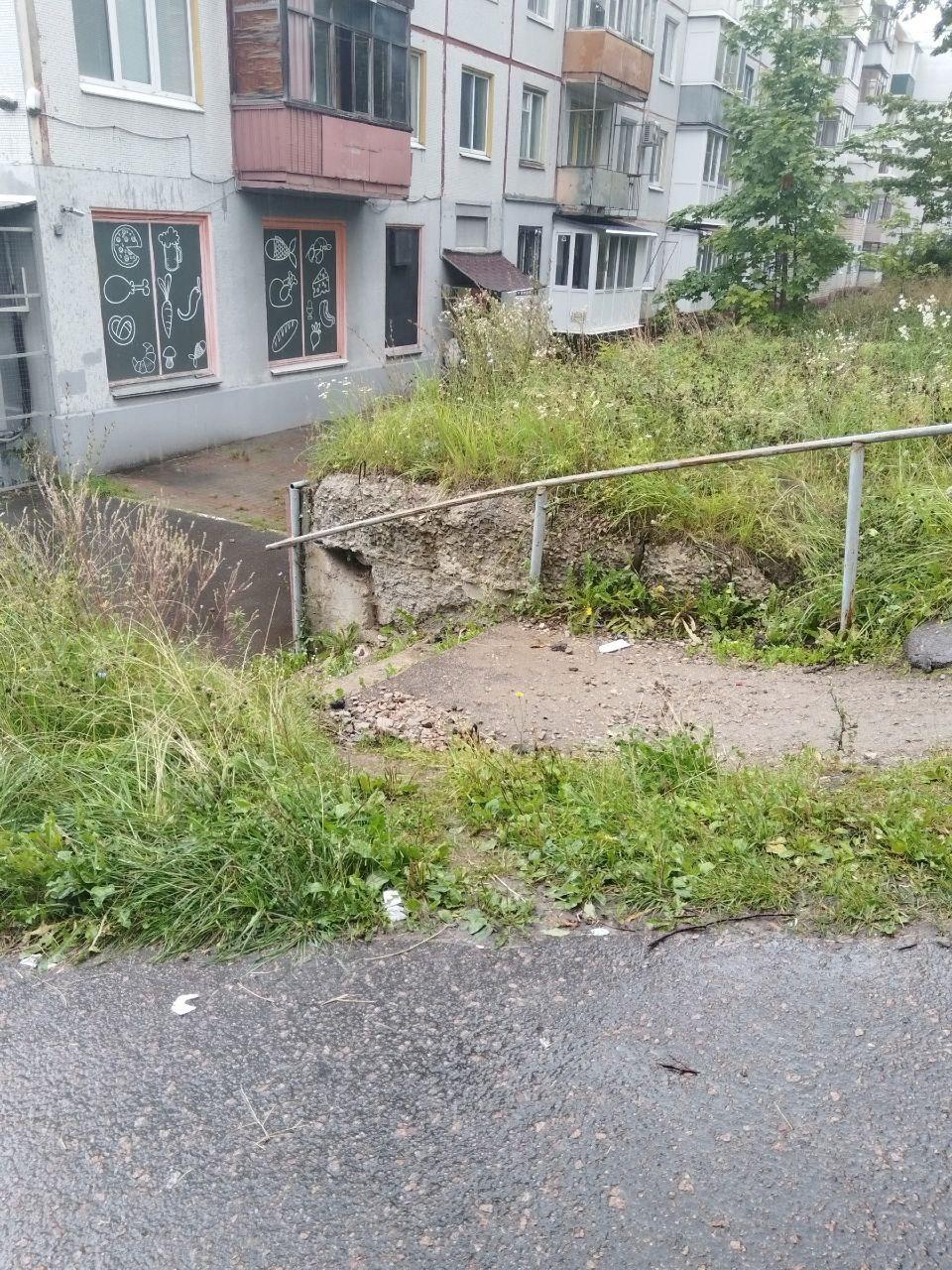 В Брянске возмущены опасным спуском у магазина «Фрегат»