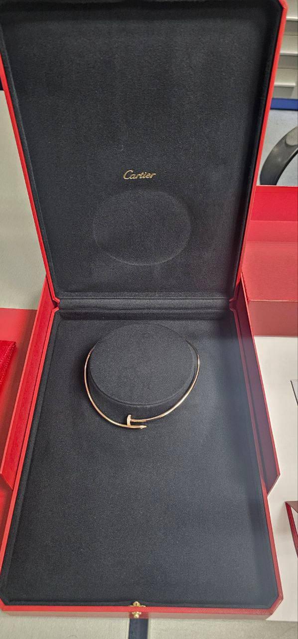 В аэропорту Внуково задержали пассажира с колье Cartier за 1,4 миллиона  рублей, которое он вез в подарок жене.