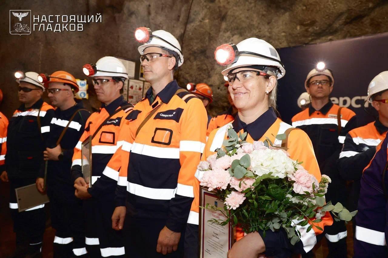 Белгородский губернатор спустился на глубину 700 метров, чтобы поздравить шахтёров с профессиональным праздником