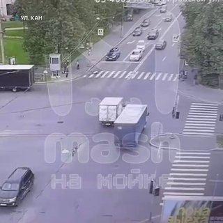 Спортивный Chevrolet протаранил зад грузовика и отправил его в нокаут на...