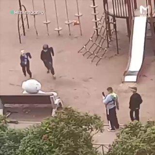 В Металлострое подростки устроили жестокие «разборки» с плюшевым мишкой.
