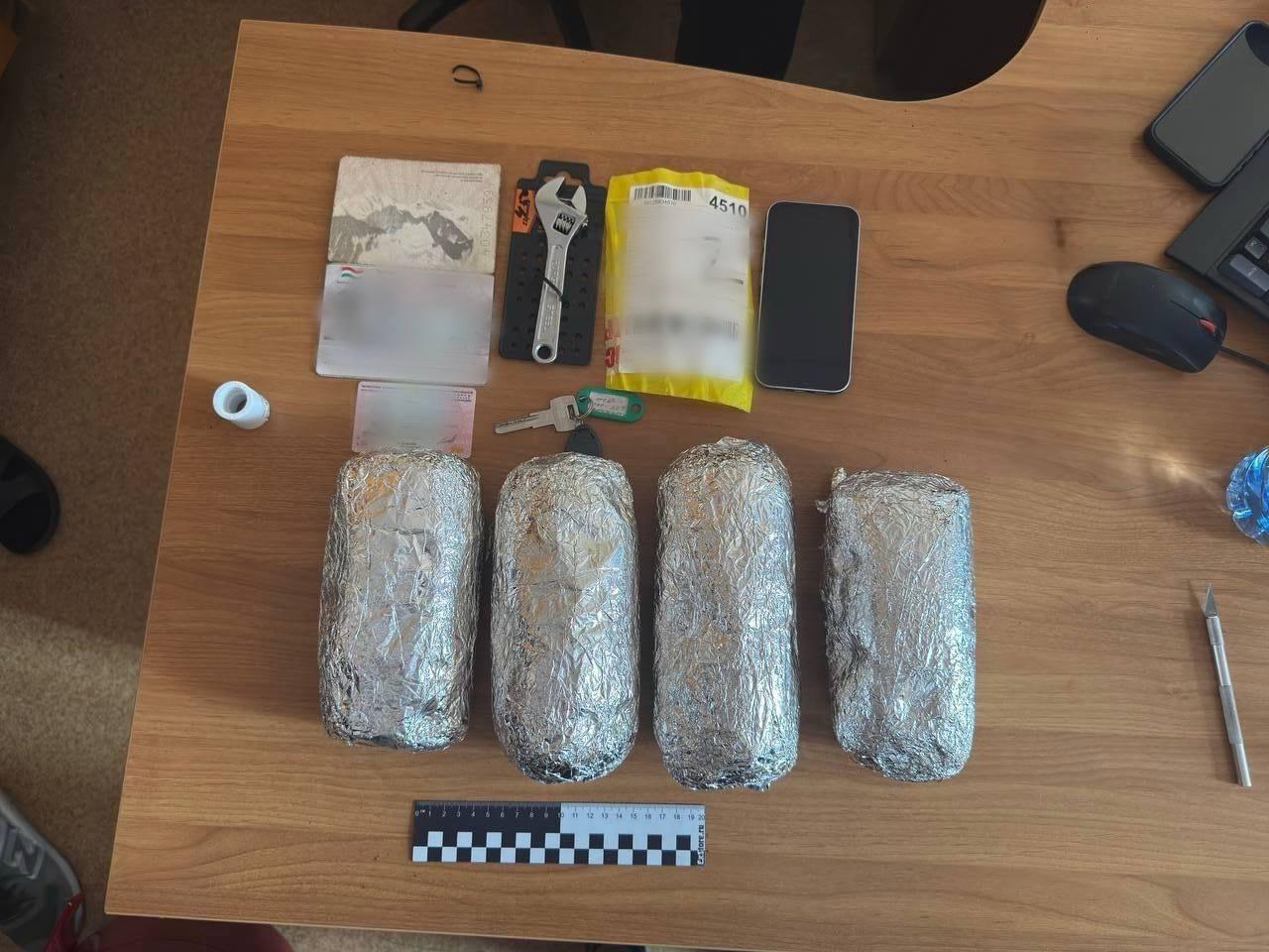 В Красноярске 22-летний гражданин Таджикистана ждёт суда за посылку с 3 кг героина.