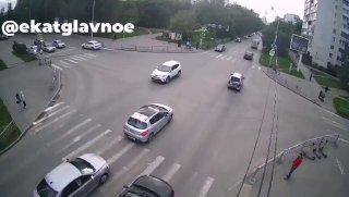 На пересечении улиц Ясной и Шаумяна легковой автомобиль сбил человека,...