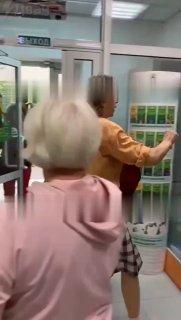 Суровая челябинская женщина разнесла в хлам аптеку из-за 300 рублей