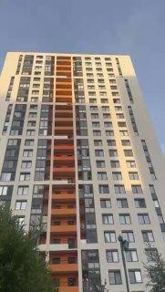 В подмосковном ЖК житель с ножом выкидывает вещи из окна.