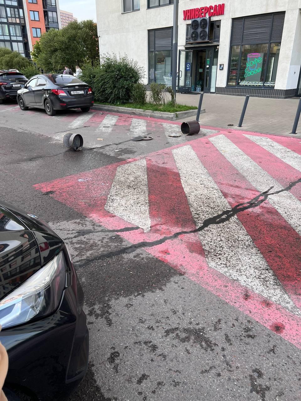 В подмосковном ЖК житель с ножом выкидывает вещи из окна.