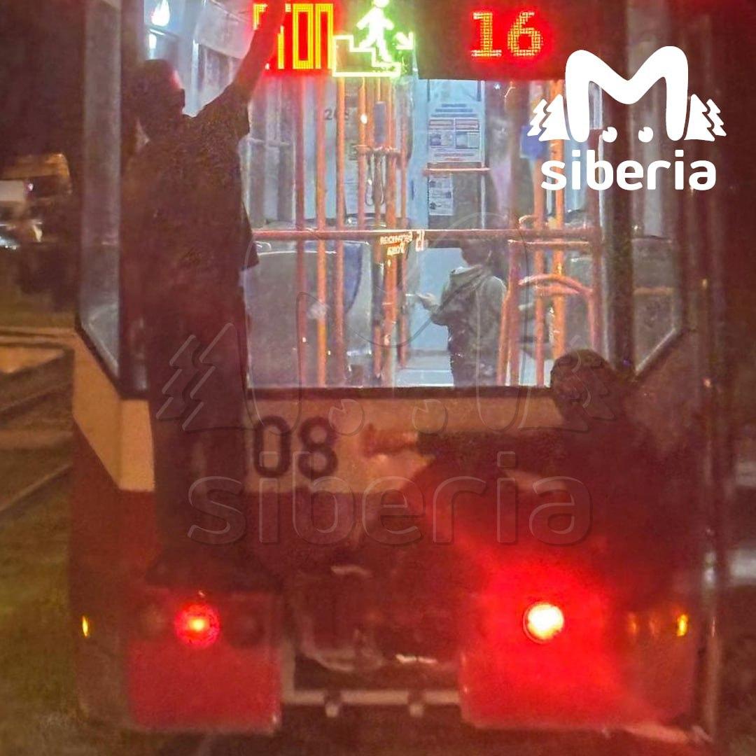 Подростки разгромили 16-й трамвай в Новосибирске. По словам очевидцев,...