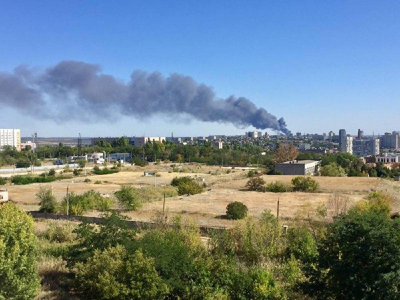 Мощный пожар охватил рынок в Волгограде, предварительная причина — короткое замыкание в чебуречной, пишут местные паблики.