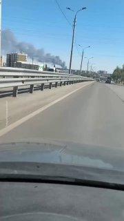 Мощный пожар охватил рынок в Волгограде, предварительная причина — короткое замыкание в чебуречной, пишут местные паблики.