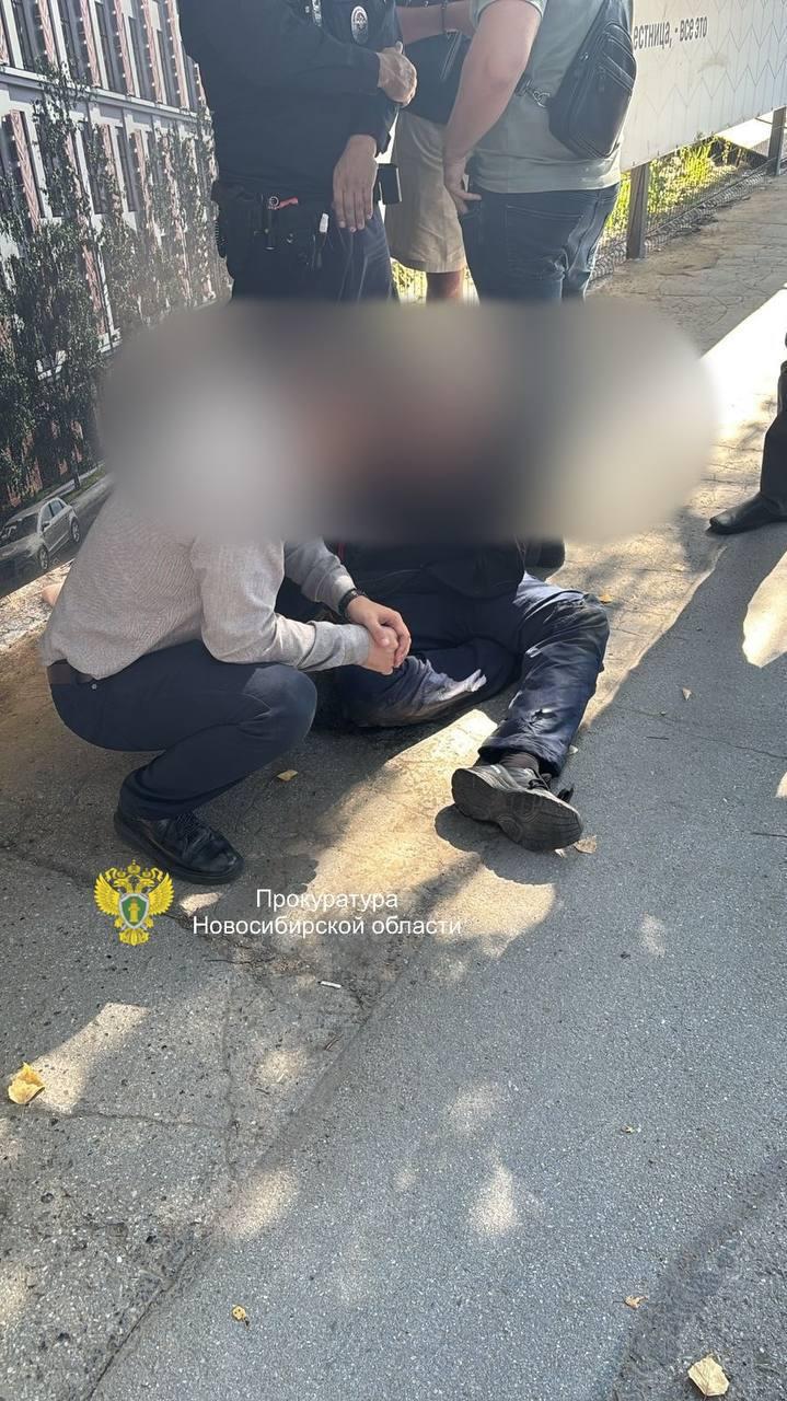 Ограбил банк в маске и с оружием. Прямо сейчас в суде новосибирцу избирают...