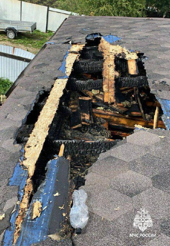 В деревне Куда во время грозы удар молнии пришёлся прямо в крышу бани....