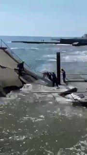 В Алуште (Крым) обрушился причал, на котором оказались рыбаки. Их эвакуировали спасатели.