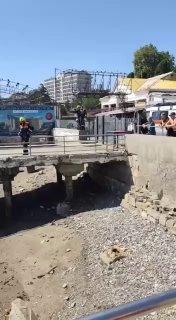 В Алуште (Крым) обрушился причал, на котором оказались рыбаки. Их эвакуировали спасатели.