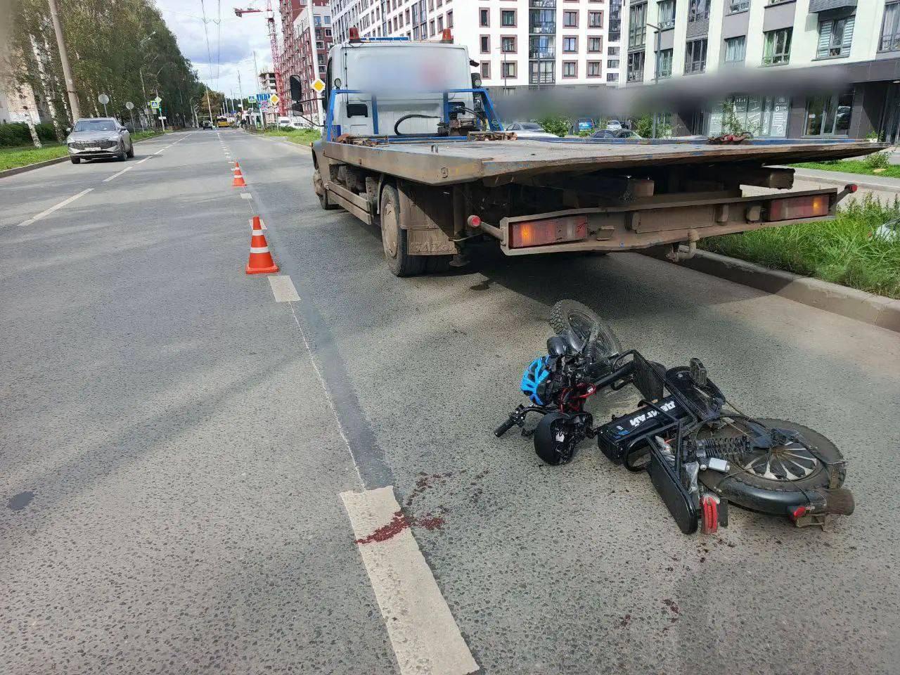 Курьер на электровелосипеде протаранил припаркованный эвакуатор и погиб