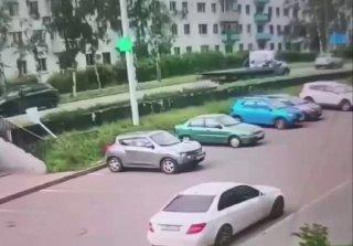 Курьер на электровелосипеде протаранил припаркованный эвакуатор и погиб