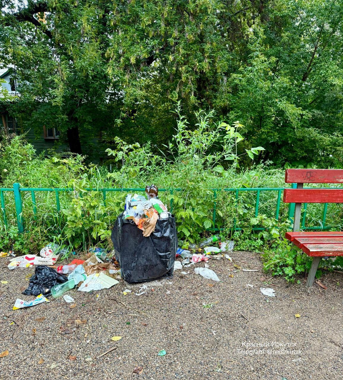 Неспортивное поведение на детской спортивной площадке. Площадка используется...