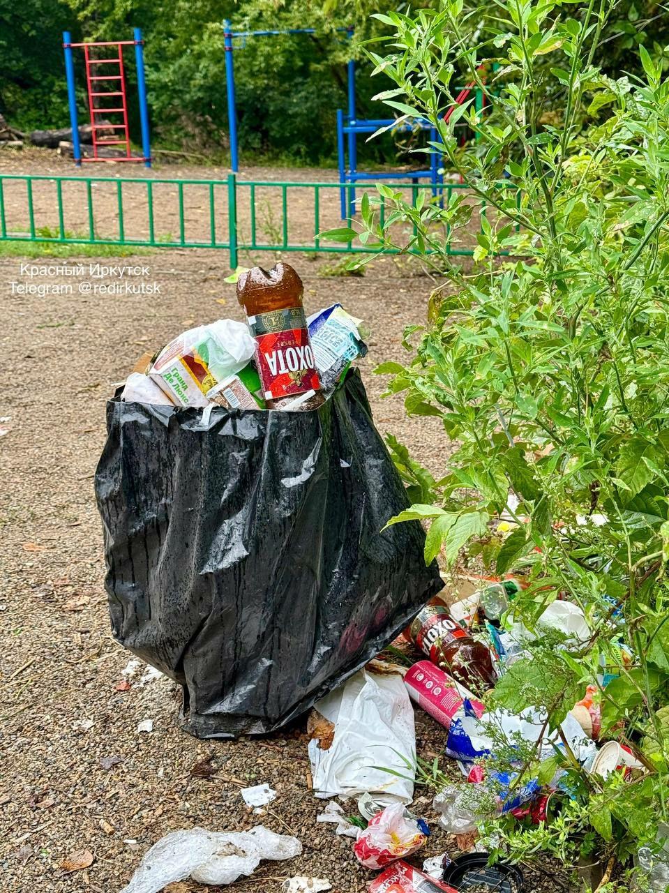 Неспортивное поведение на детской спортивной площадке. Площадка используется...