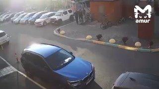 Троица зумеров разбила авто и выломала дверь в одном из домов Хабаровска.