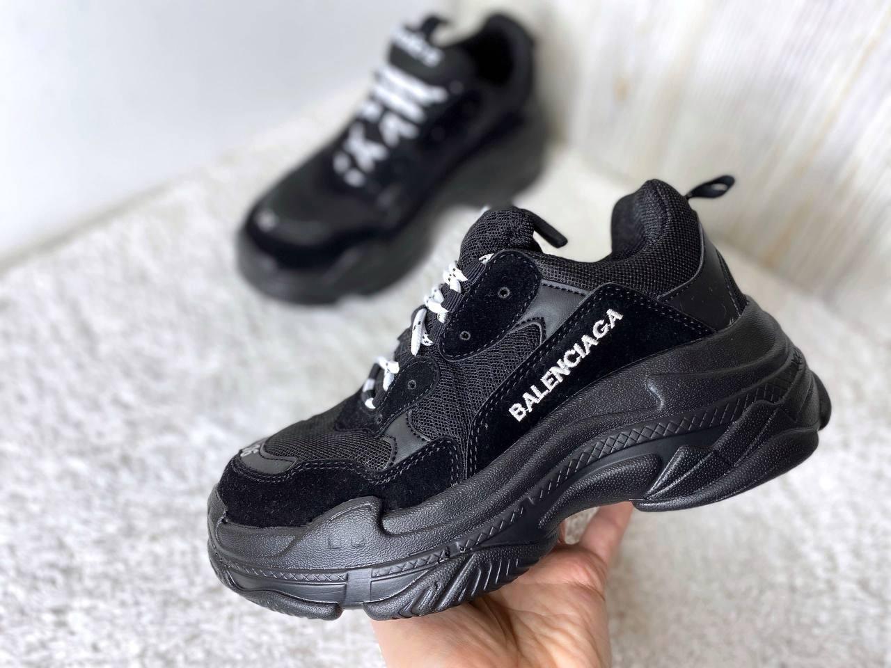 Проститутка украла кроссовки Balenciaga у клиента в Новосибирске. Мужчина,...