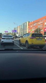 Автомобиль такси перевернулся возле ТЦ Метрополис Информации о пострадавших...