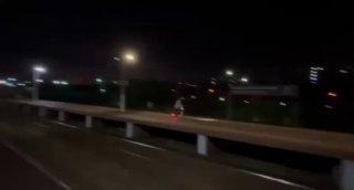 Московский школьник сначала сбросил с моста электросамокат, а затем прыгнул...