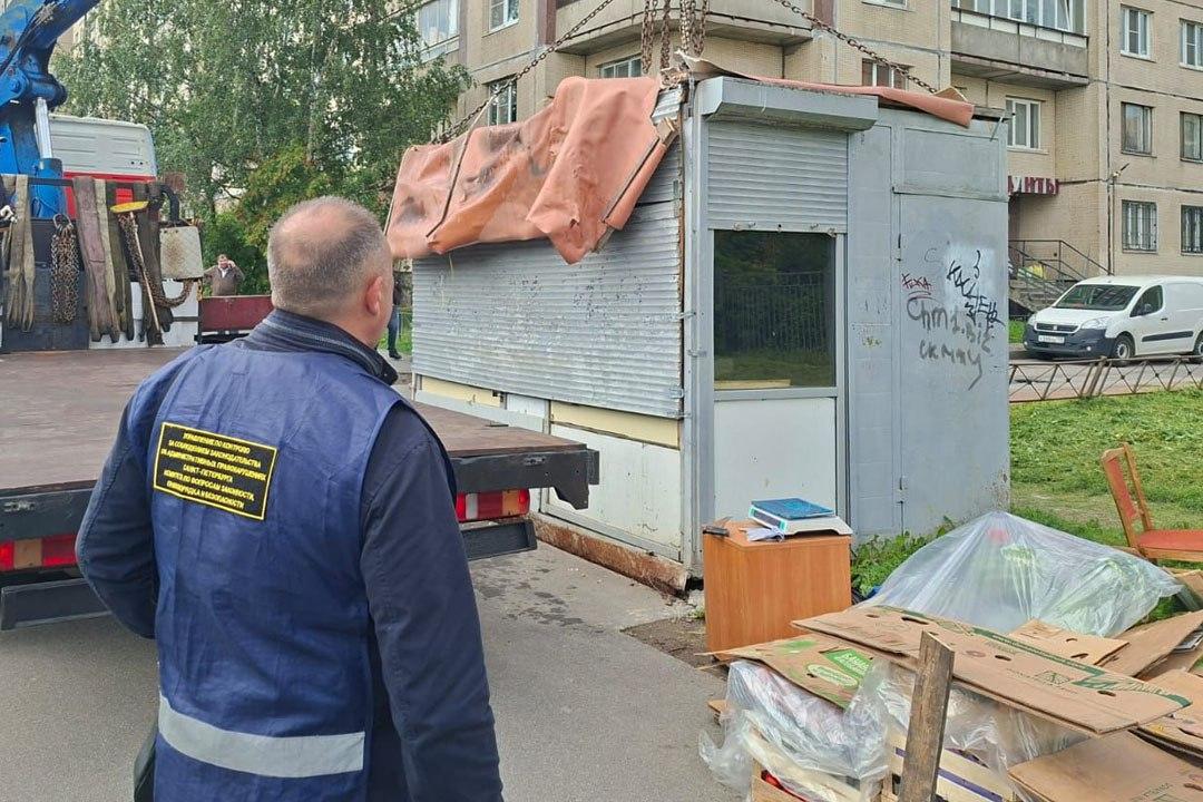Более 30 точек незаконной торговли ликвидировали в Петербурге за неделю