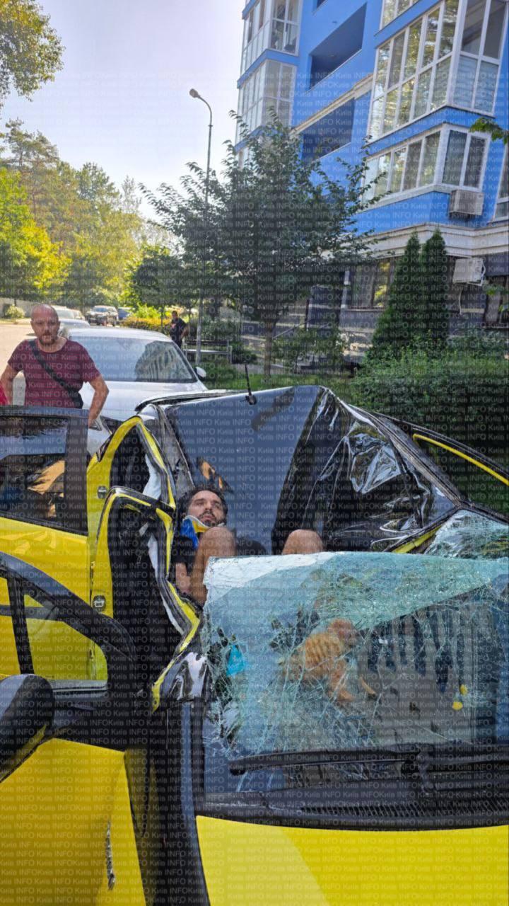 Житель Киева прыгнул с 19 этажа и приземлился на припаркованный автомобиль....