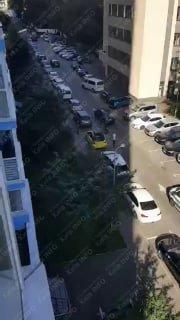 Житель Киева прыгнул с 19 этажа и приземлился на припаркованный автомобиль....