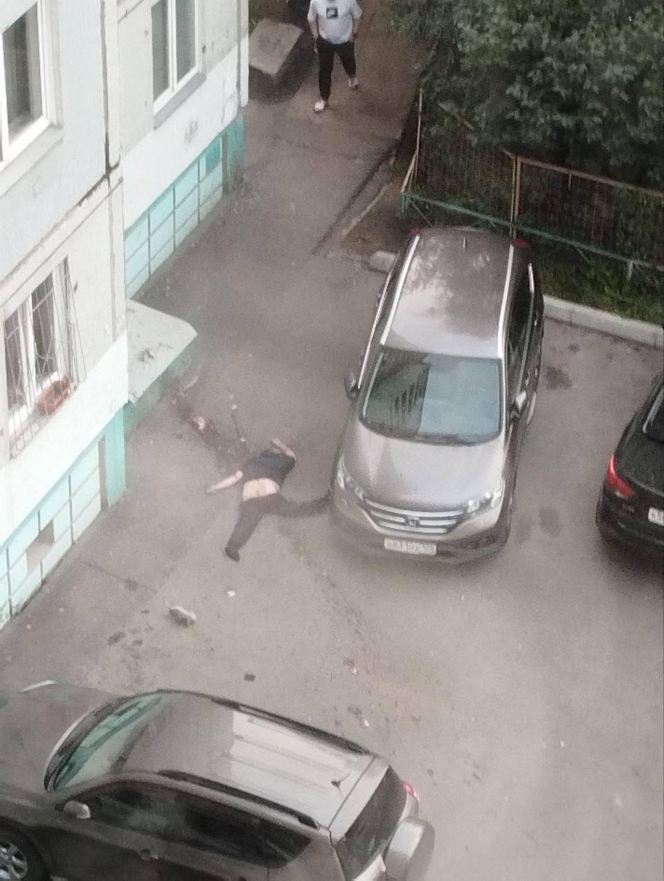 В Красноярске человек выпал с 7-го этажа на улице 9 Мая, 38. Мужчина не...