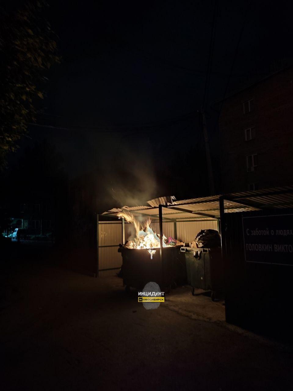 Сегодня рано утром горели киоски на проспекте Карла Маркса, около остановки...