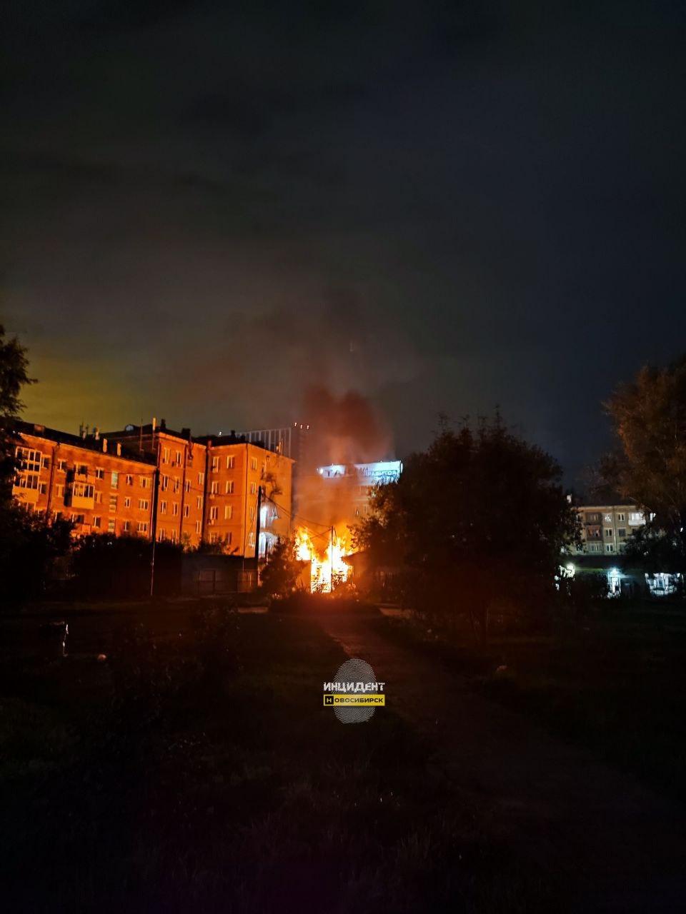 Сегодня рано утром горели киоски на проспекте Карла Маркса, около остановки...