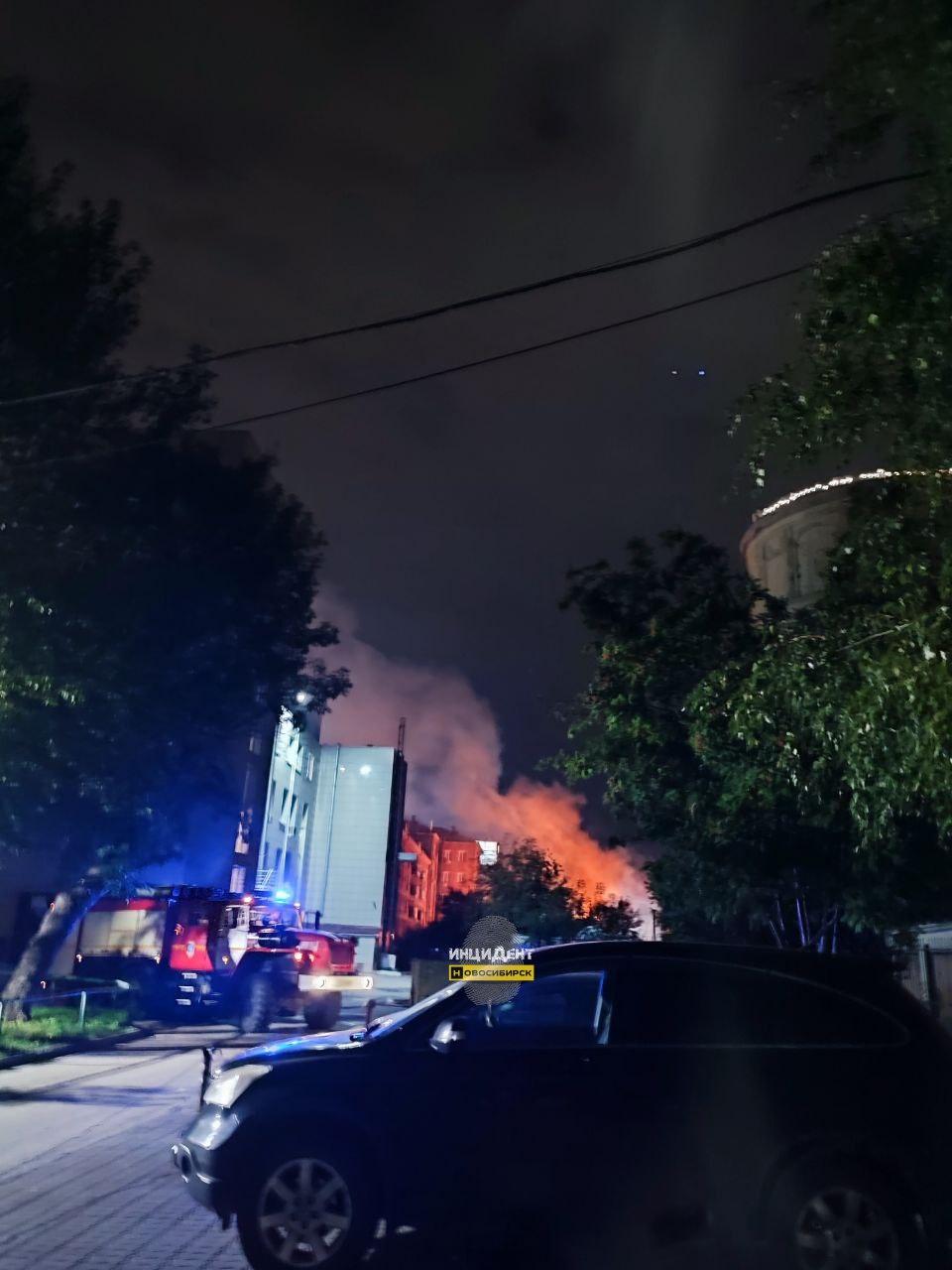 Сегодня рано утром горели киоски на проспекте Карла Маркса, около остановки...