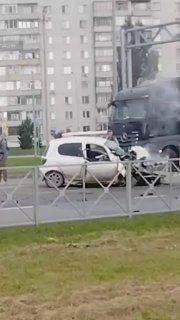 Лобовое столкновение с участием хэтчбека Toyota Vitz и минивэна произошло сегодня на перекрёстке Максима Горького и улицы Вокзальной в Бердске