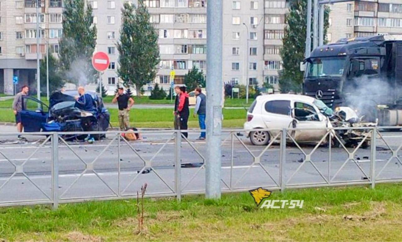 Лобовое столкновение с участием хэтчбека Toyota Vitz и минивэна произошло сегодня на перекрёстке Максима Горького и улицы Вокзальной в Бердске