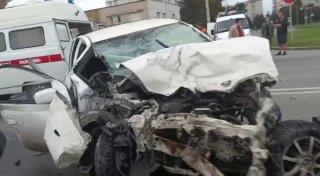 Лобовое столкновение с участием хэтчбека Toyota Vitz и минивэна произошло сегодня на перекрёстке Максима Горького и улицы Вокзальной в Бердске