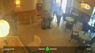 В Испании мужик в бешенстве сжег забегаловку: ему очень не понравилось, что в бутербродах нет майонеза