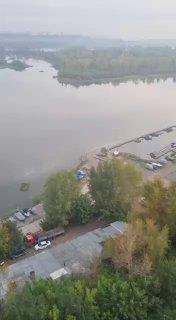 Масляное пятно плывет по Енисею в районе Октябрьского моста. На этот раз оно...