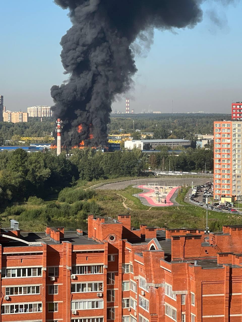 Огромный столб дыма всё ещё висит над Балашихой: пожарные пока не могут справиться с возгоранием