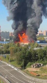 Огромный столб дыма всё ещё висит над Балашихой: пожарные пока не могут справиться с возгоранием