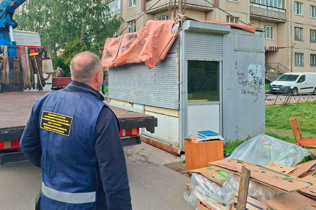 В Петербурге за неделю убрали больше 30 точек нелегальной торговли. Изъяли...