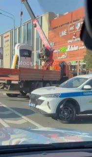 Что-то странное произошло с автомобилем такси на Войковской. 🇷🇺 Источник: ЧП...