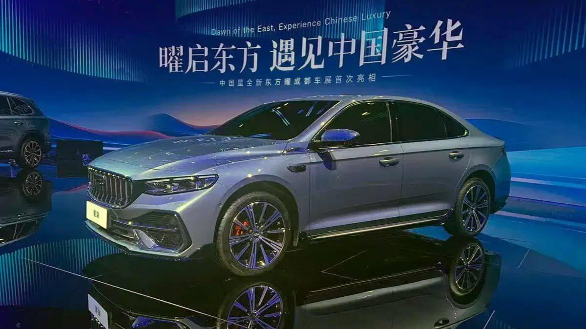 Обновлённый Geely Preface представили на автосалоне в Чэнду — седан получил решётку в стиле Mercedes-AMG.