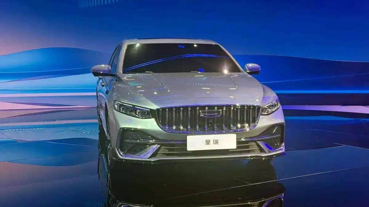 Обновлённый Geely Preface представили на автосалоне в Чэнду — седан получил решётку в стиле Mercedes-AMG.